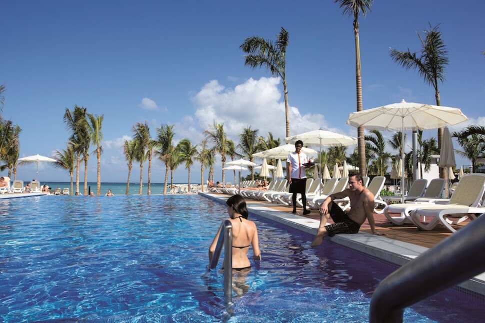 Een foto van het zwembad bij Riu Palace Jamaica