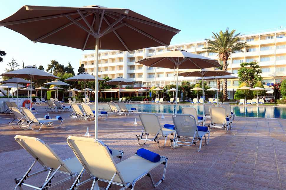 Een foto van het zwembad bij Blue Bay Beach Resort