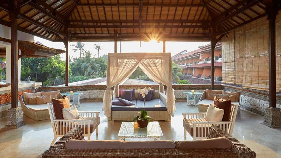 Een foto van het terras bij Sol by Melia Benoa Bali