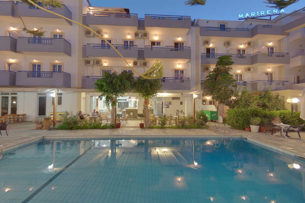 Een foto van het zwembad bij Marirena Hotel
