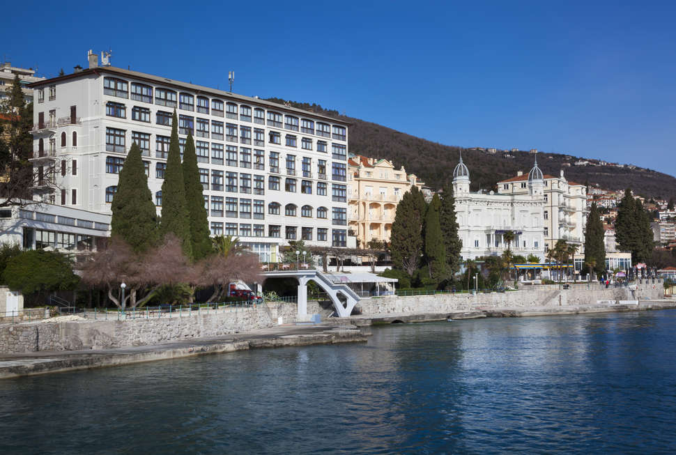 Een foto van de buitenkant van Remisens Hotel Kristal