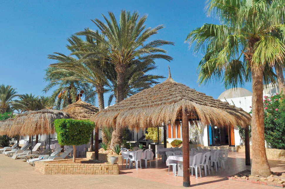 Een foto van het terras bij Cedriana Hotel