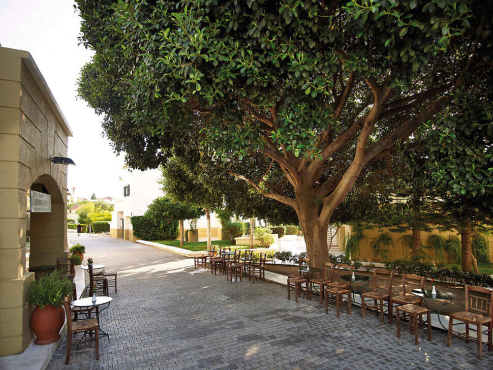 Ein Foto von der Terrasse im Mitsis Rodos Maris Resort & Spa