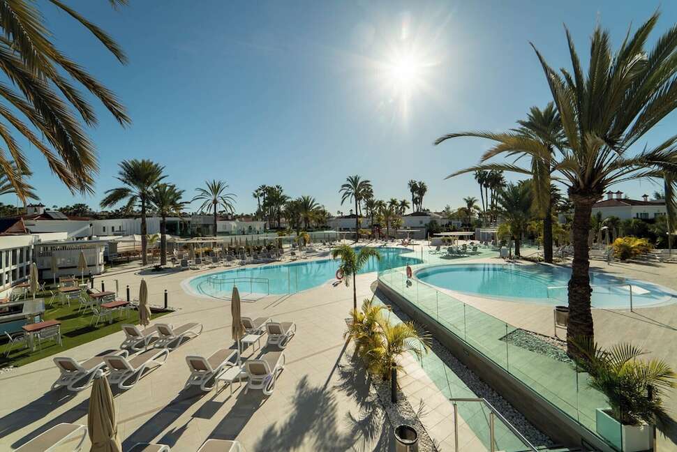 Een foto van het zwembad bij Hotel Livvo Dunagolf Suites