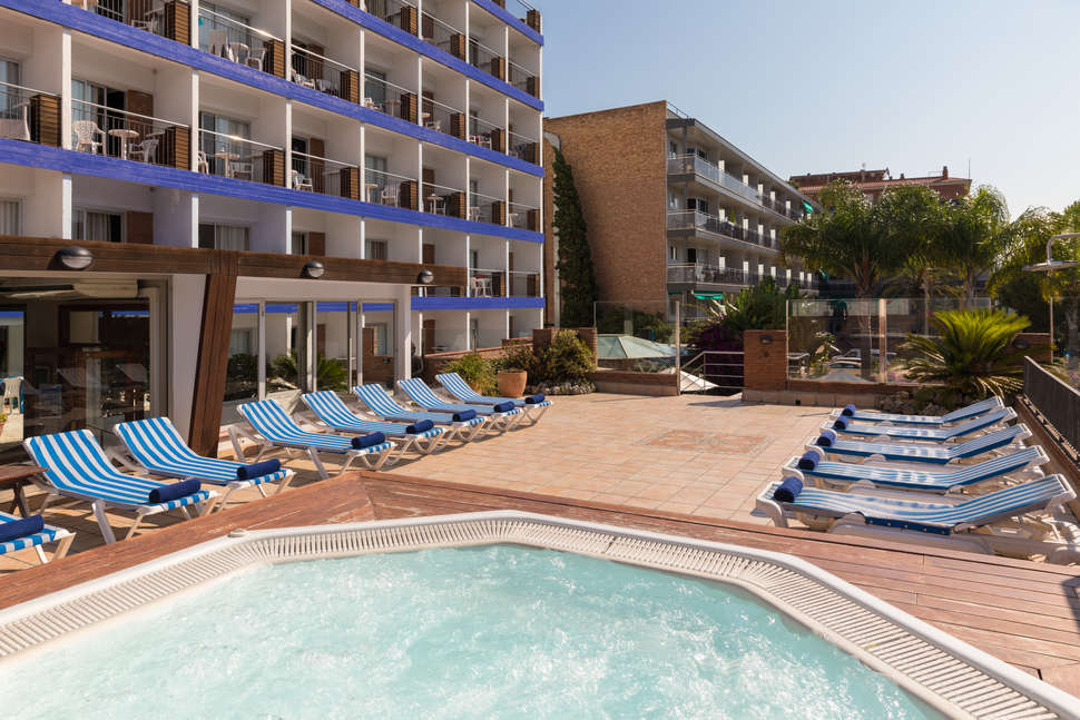 Een foto van het zwembad bij H-Top Hotel Palm Beach