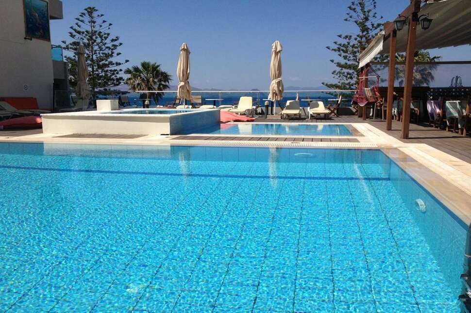 Ein Foto vom Pool im Bristol Sea View Hotel Apartments