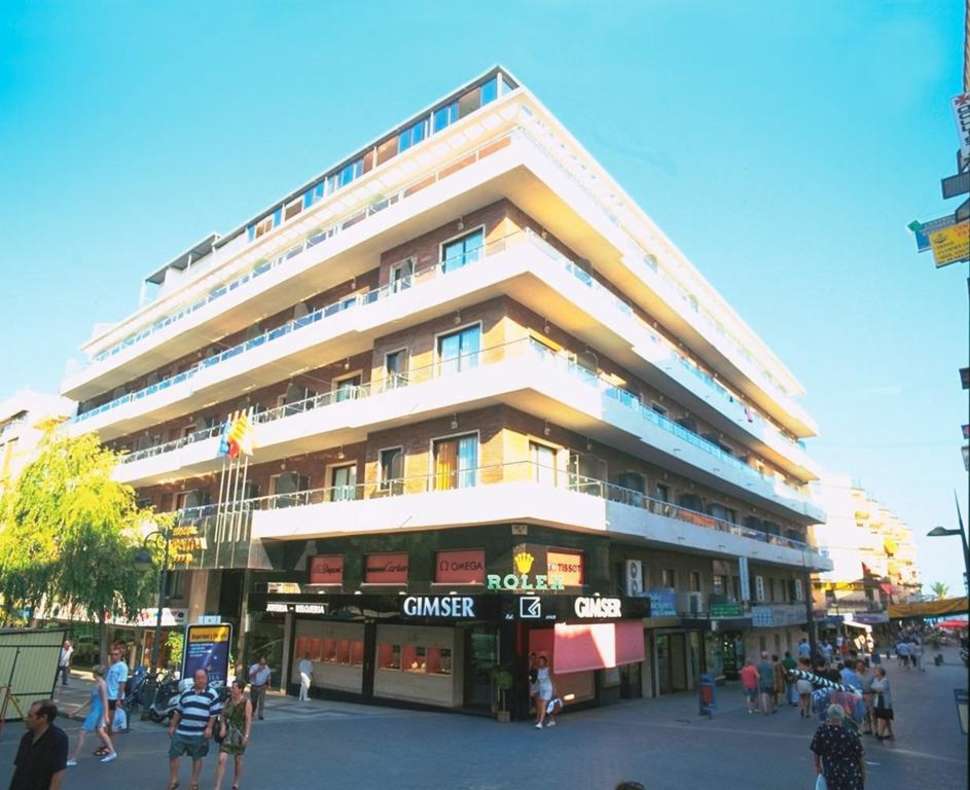 Een foto van de buitenkant van Hotel Avenida