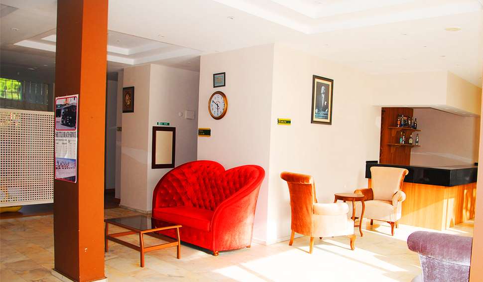 Een foto van het interieur van Hotel Flora Suites