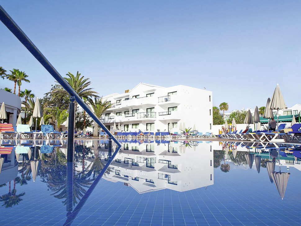 Een foto van het zwembad bij THB Lanzarote Beach