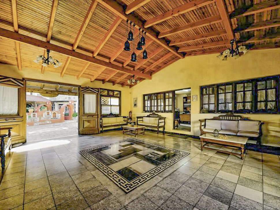 Een foto van het interieur van Kampos Village Resort