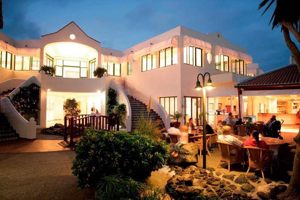 Een foto van het terras bij Robinson Club Esquinzo Playa