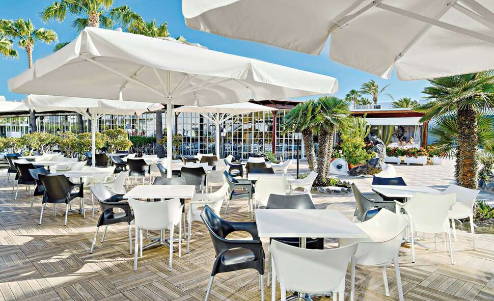 Een foto van het terras bij H10 Suites Lanzarote Gardens