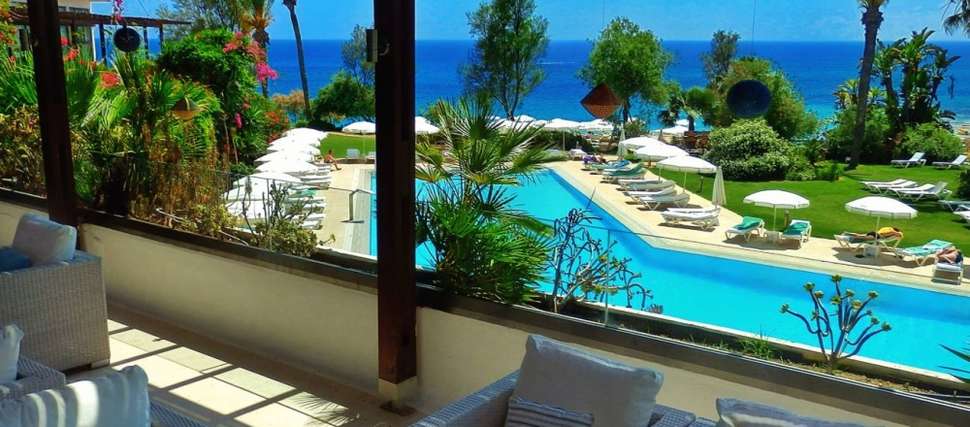 Een foto van het zwembad bij Grecian Sands Hotel