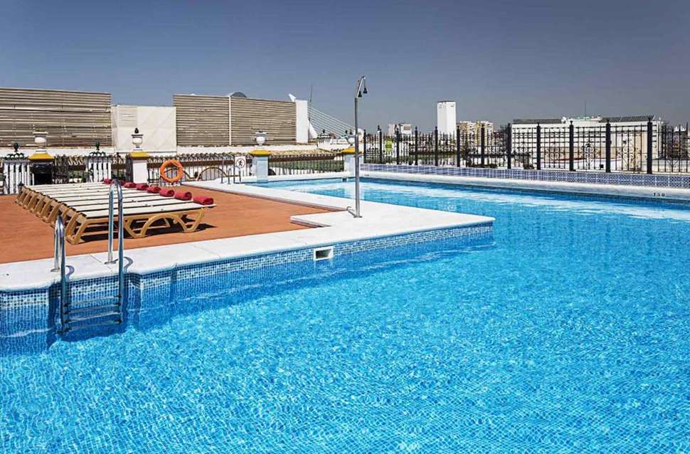 Een foto van het zwembad bij Exe Sevilla Macarena
