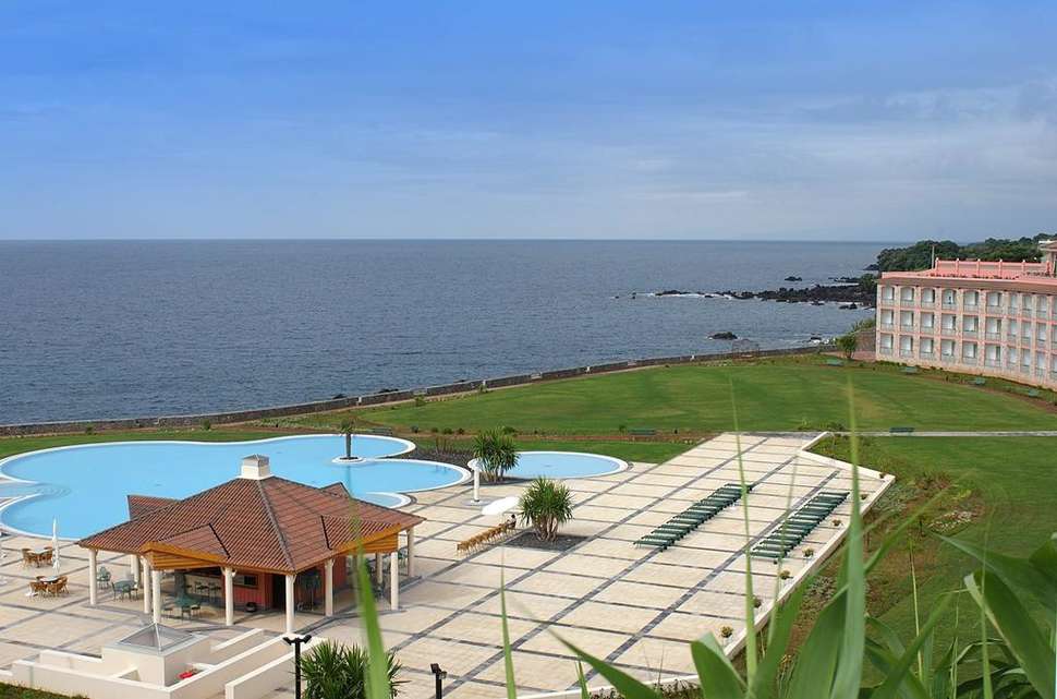Een foto van het zwembad bij Terceira Mar Hotel