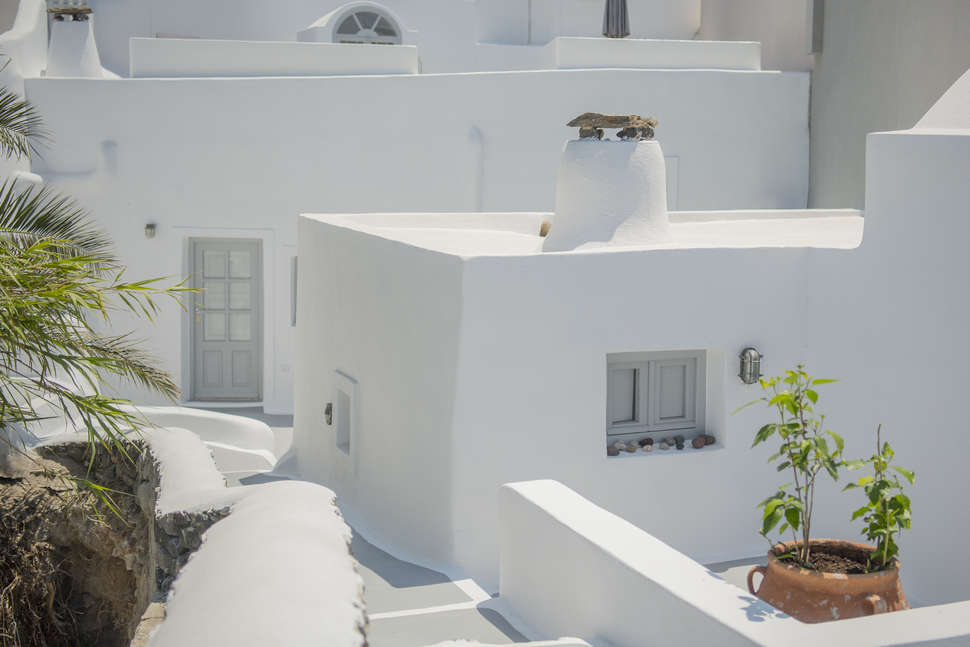 Een foto van de buitenkant van Aqua Serenity Santorini Luxury Suites