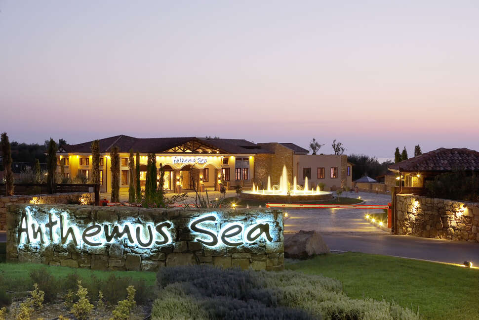 Een foto van de buitenkant van Anthemus Sea Beach Hotel & Spa