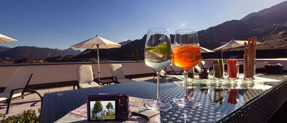 Een foto van het terras bij Hotel Chesa Monte