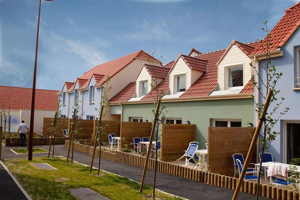 Een foto van de buitenkant van Residence Odalys Les Villas de la Baie
