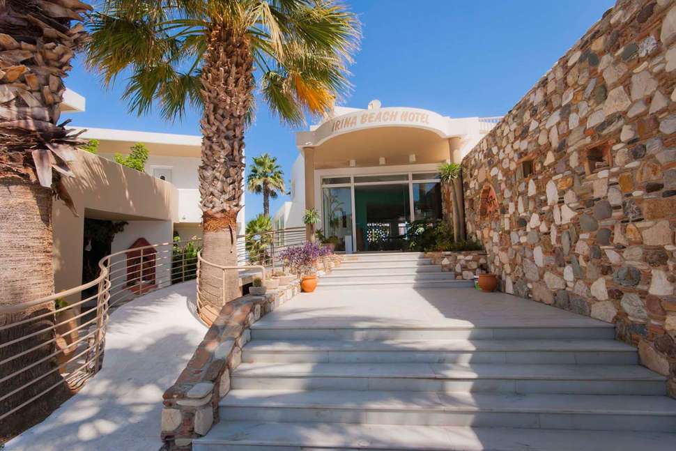 Een foto van de buitenkant van Irina Beach Aparthotel