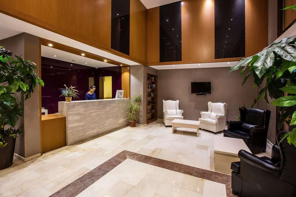 Een foto van het interieur van City's Hill Hotel