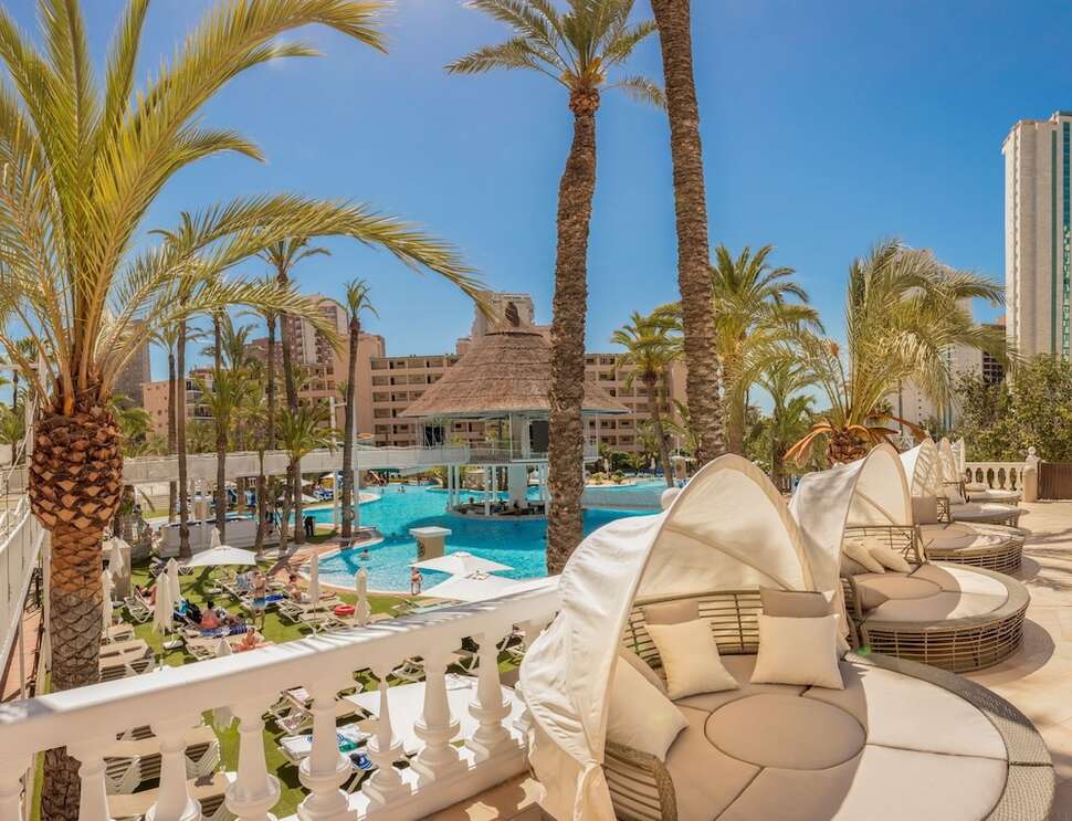 Een foto van het terras bij Magic Tropical Splash Aparthotel