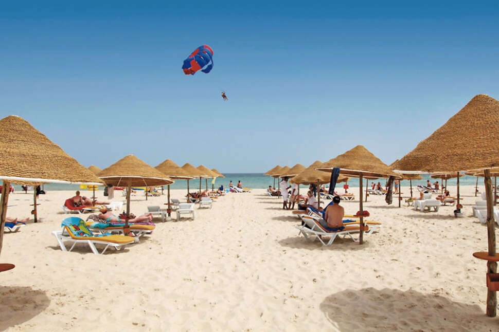 Een foto van het strand bij Hotel Club Tropicana & Spa