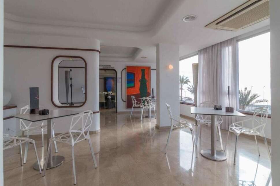 Een foto van het interieur van Albahia Alicante