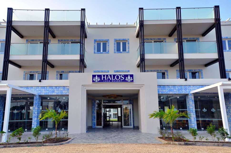 Een foto van de buitenkant van Halos Casa Resort