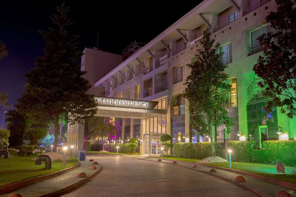 Een foto van de buitenkant van Fame Residence Kemer & Spa