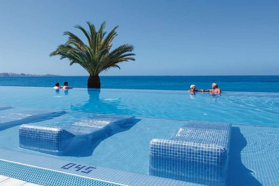 Een foto van het zwembad bij Riu Palace Tenerife