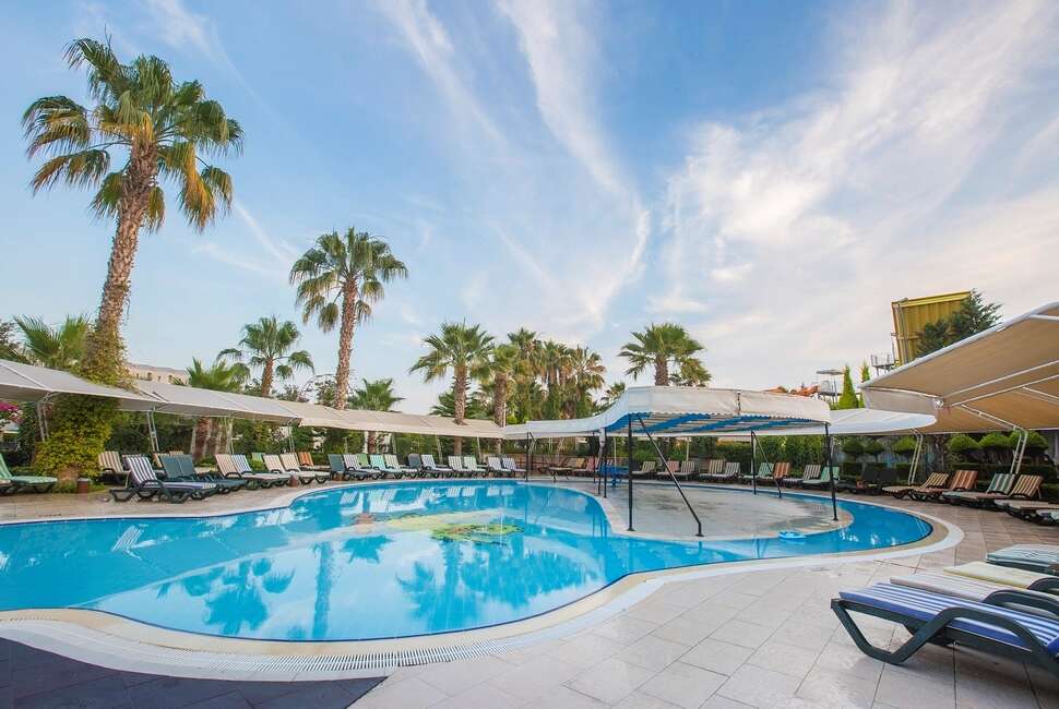 Een foto van het zwembad bij Mukarnas Spa Resort
