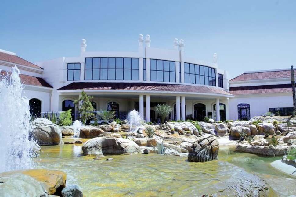 Een foto van de buitenkant van Parrotel Beach Resort