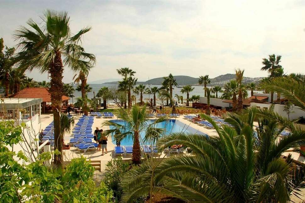 Een foto van het zwembad bij Nagi Beach Hotel