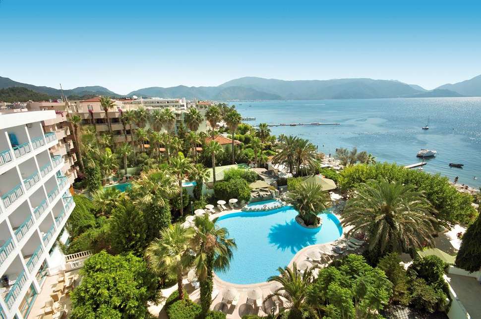 Een foto van het zwembad bij Tropical Beach Hotel