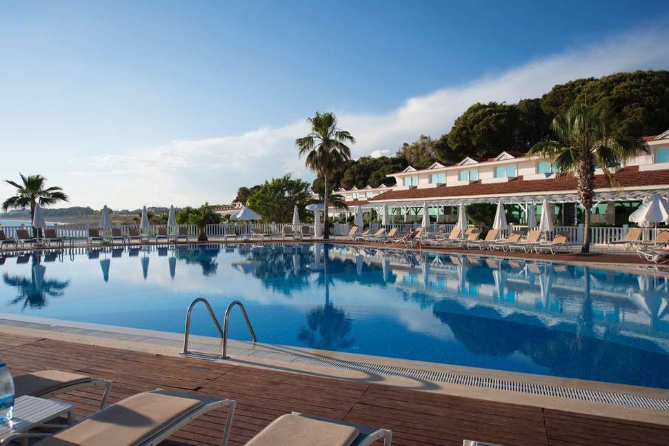 Een foto van het zwembad bij Flora Garden Beach Hotel