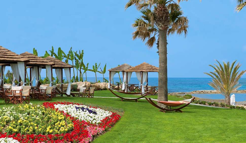 Een foto van het terras bij TUI Blue Pioneer Beach