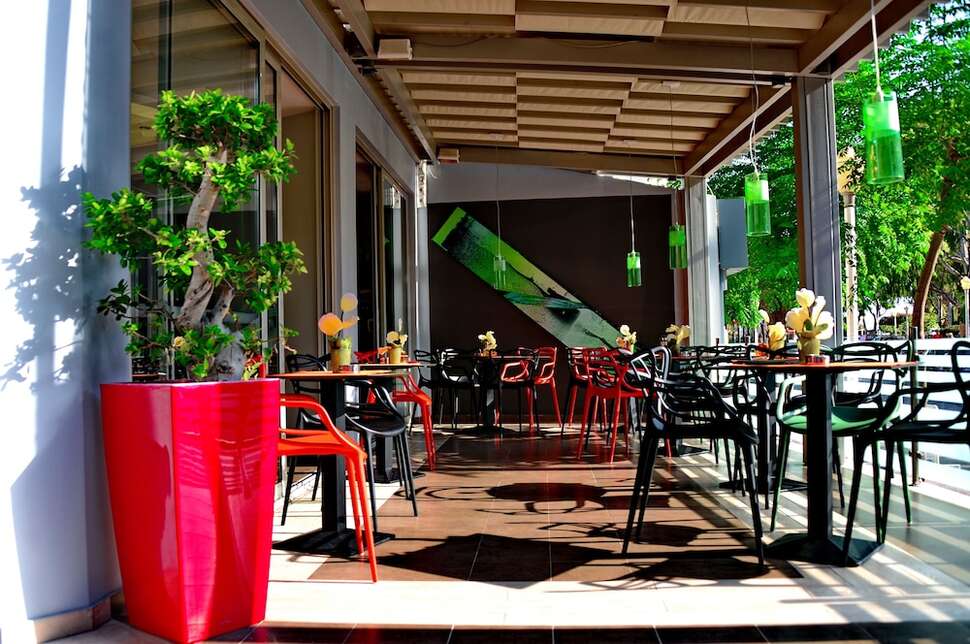Een foto van het terras bij Aquamare City & Beach Hotel