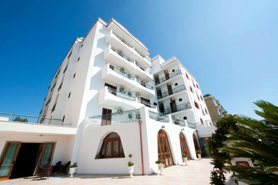 Een foto van de buitenkant van Hotel Degli Aranci Vieste