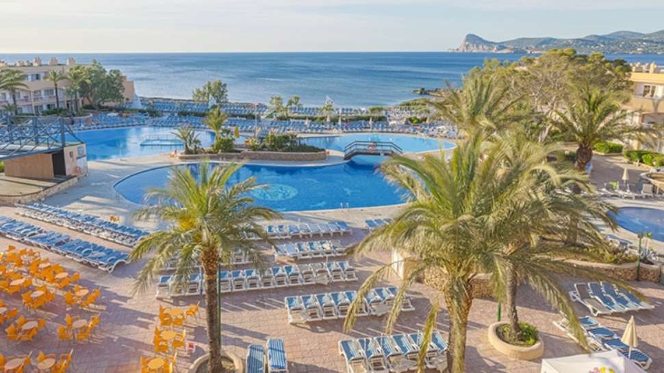 Een foto van het zwembad bij Sirenis Seaview Country Club