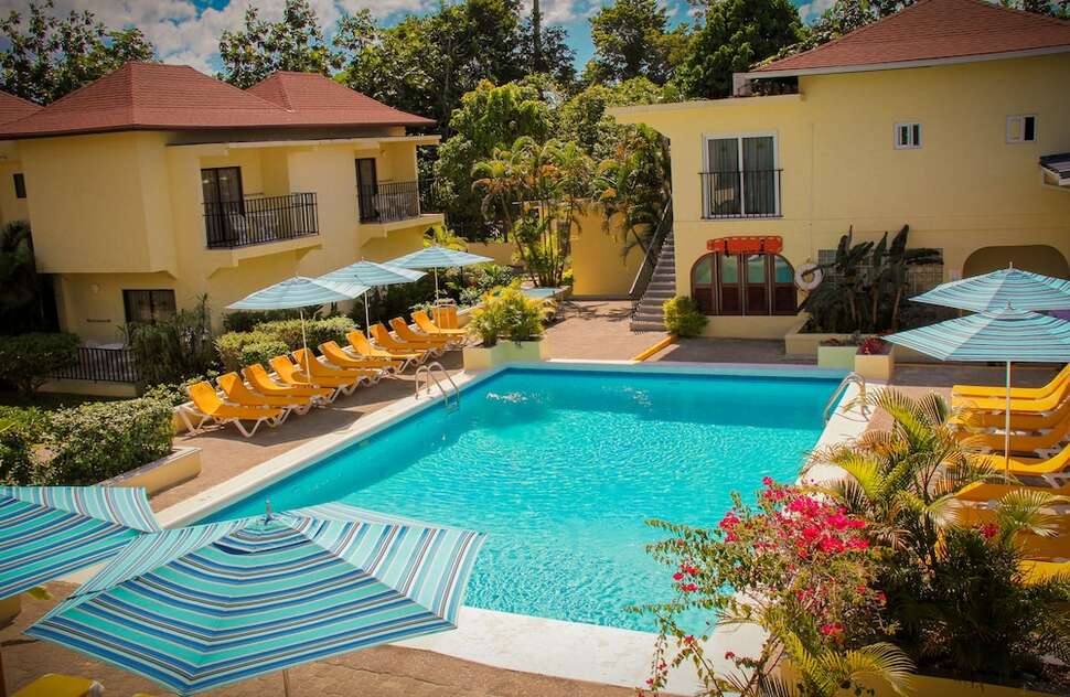 Een foto van het zwembad bij Rooms on the Beach Negril