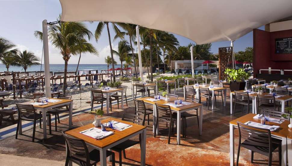 Een foto van het terras bij The Fives Beach Hotel & Residences