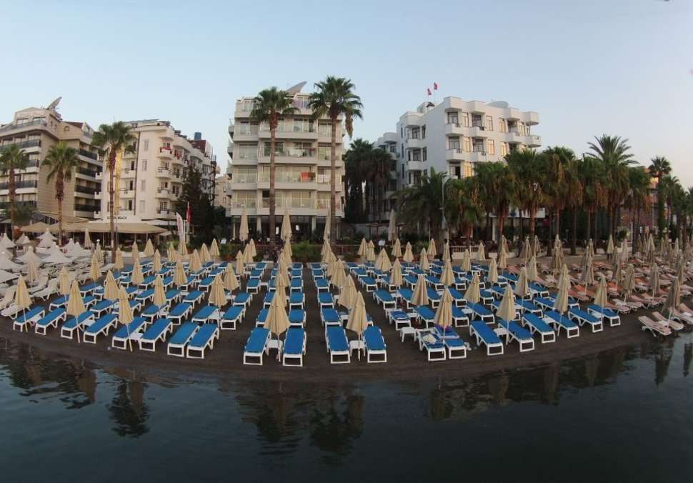 Een foto van de buitenkant van Begonville Beach Hotel