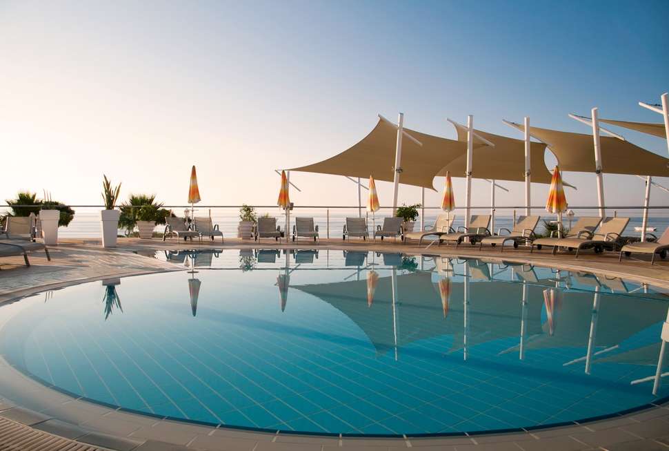 Een foto van het zwembad bij Asterias Beach Hotel