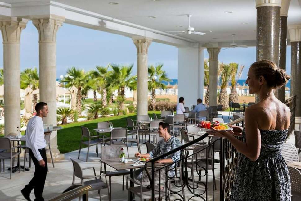 Ein Foto von der Terrasse im Barcelo Concorde Green Park Palace