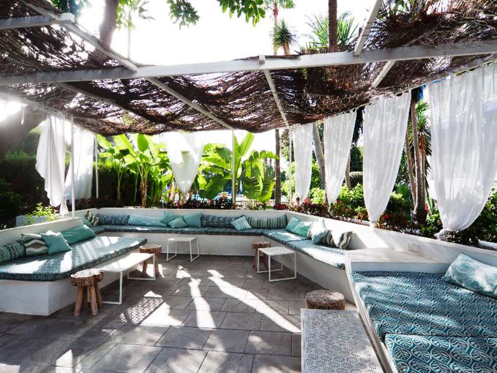 Een foto van het terras bij Hotel Palmasol