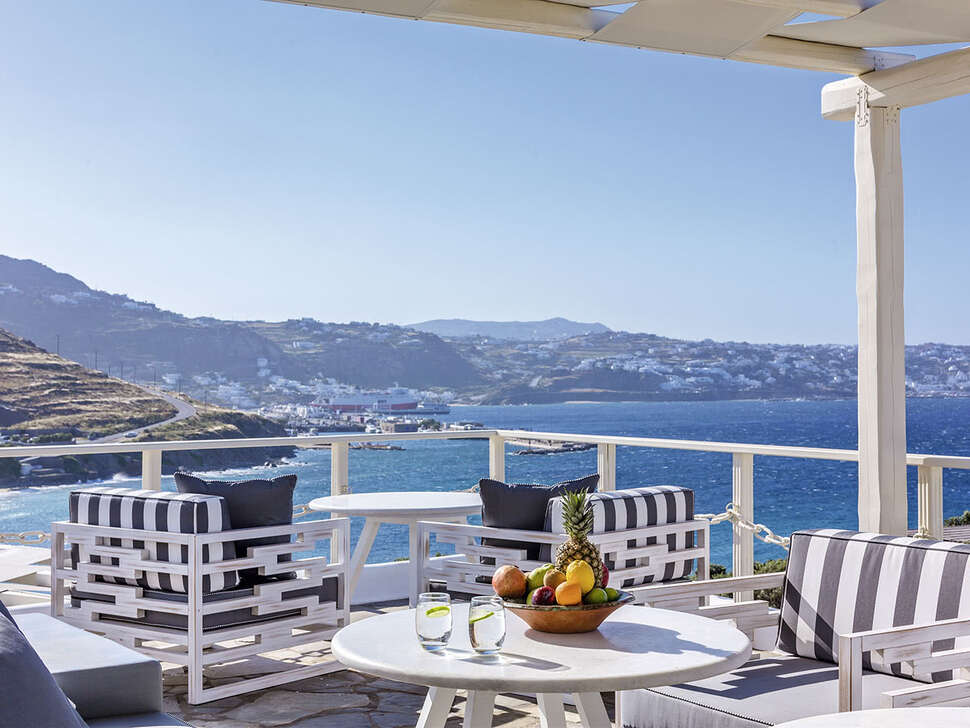 Een foto van het terras bij Mykonos Princess Hotel