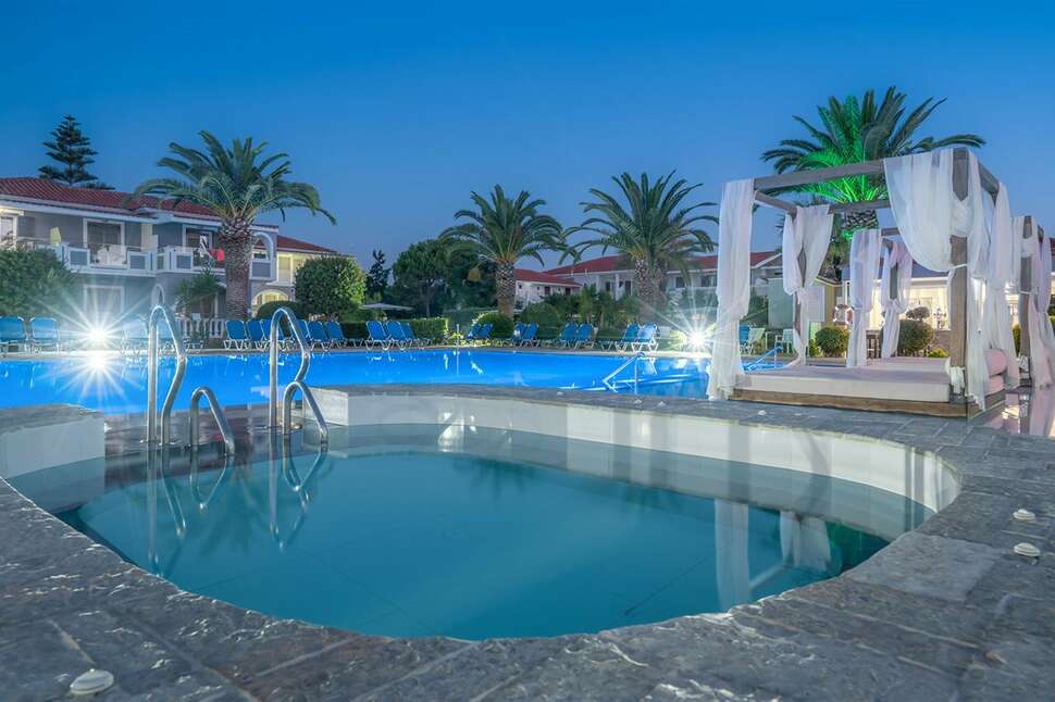 Een foto van het zwembad bij Golden Sun Hotel