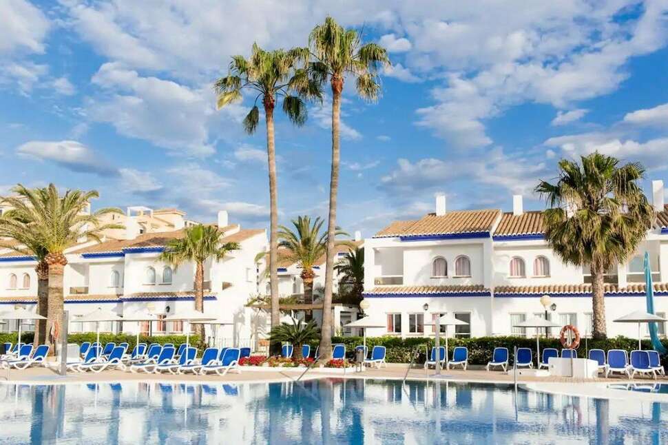 Een foto van het zwembad bij Occidental Torremolinos Playa