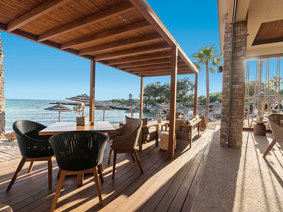 Een foto van het terras bij Adams Beach Hotel